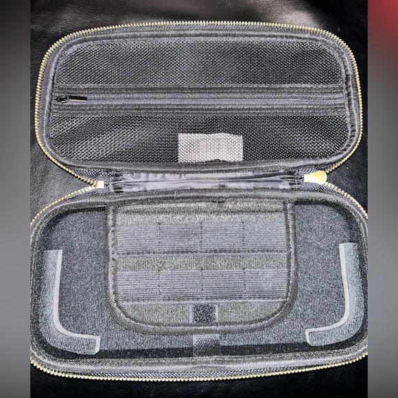 Nintendo Switch OLED with White Joy-Con - Picture 8 of 10